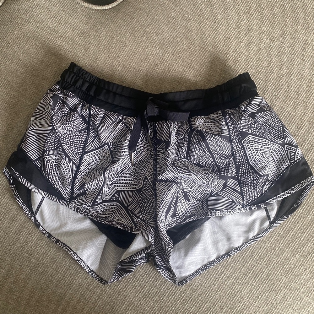Lululemon lined 2.5” shorty shorts